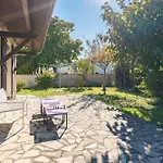 Maison De Famille Avec Jardin *