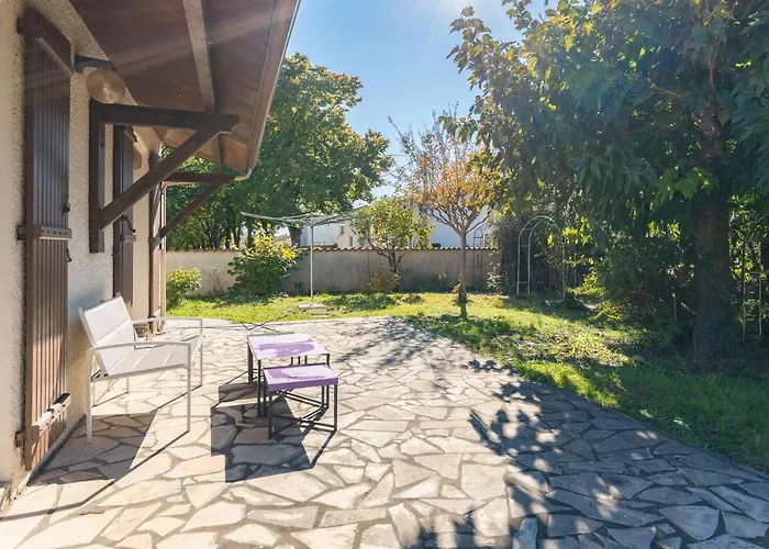 Maison De Famille Avec Jardin *